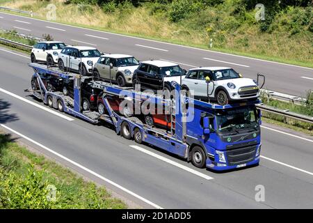 Beljana Volvo FM autocarro per il trasporto di automobili in autostrada. Foto Stock