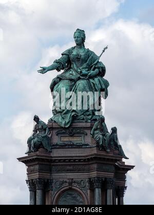 VIENNA, AUSTRIA - 14 LUGLIO 2019: Primo piano della statua dell'imperatrice Maria Theresia in piazza Maria Theresien Platz Foto Stock