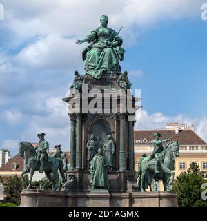 VIENNA, AUSTRIA - 14 LUGLIO 2019: Statua dell'imperatrice Maria Teresa in Maria Theresien Platz Foto Stock