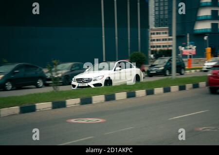 Batumi. Georgia - 1 ottobre 2020: Mercedes auto per le strade di Batumi Foto Stock