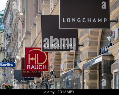 VIENNA, AUSTRIA - 14 LUGLIO 2019: Firma colorata del designer a Graben, nel centro di Vienna Foto Stock