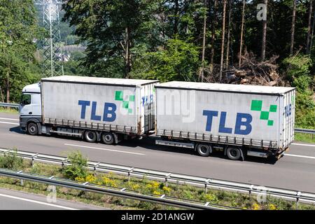 Camion combinato Mercedes-Benz Actros con cassoni oscillanti TLB in autostrada. Foto Stock