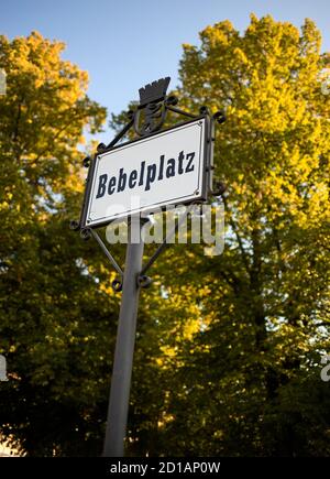 Indicazioni stradali per Bebelplatz a Berlino, Germania Foto Stock