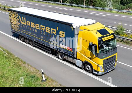 Il veicolo Volvo FH di Waberer con rimorchio a lato del marciapiede in autostrada. Foto Stock