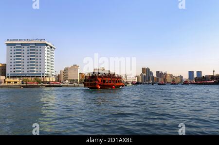 Mattina soleggiata sul Creek a Dubai Foto Stock