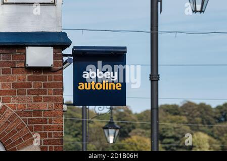 Derry, Irlanda del Nord - 27 settembre 2020: L'insegna Abbey Autoline a Derry, Irlanda del Nord. Foto Stock