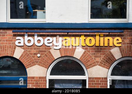 Derry, Irlanda del Nord - 27 settembre 2020: L'insegna Abbey Autoline a Derry, Irlanda del Nord. Foto Stock