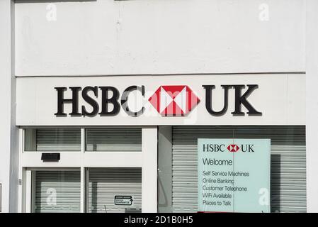 Derry, Irlanda del Nord - 27 settembre 2020: Il cartello per la banca britannica HSBC a Derry, Irlanda del Nord. Foto Stock
