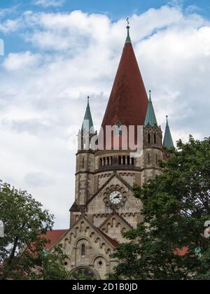 VIENNA, AUSTRIA - 14 LUGLIO 2019: Campanile della St Chiesa di Francesco d'Assisi Foto Stock