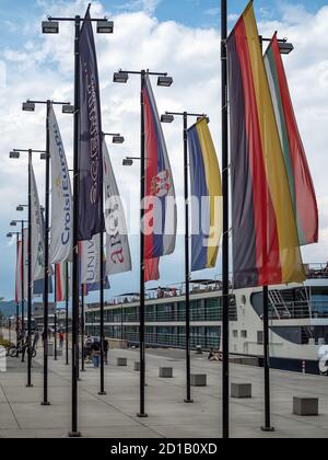 VIENNA, AUSTRIA - 14 LUGLIO 2019: La nave da crociera sul fiume Avalon Envision ormeggiata al porto delle navi da crociera sul fiume di Vienna Foto Stock