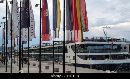 VIENNA, AUSTRIA - 14 LUGLIO 2019: La nave da crociera sul fiume Avalon Envision ormeggiata al porto delle navi da crociera sul fiume di Vienna Foto Stock