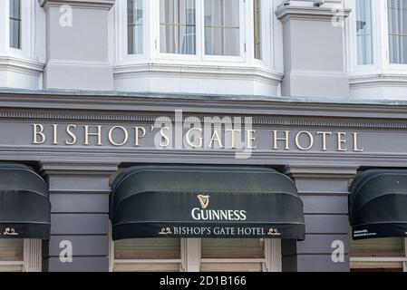 Derry, Irlanda del Nord - 27 settembre 2020: Ingresso e cartello per il Bishop's Gate Hotel a Derry, Irlanda del Nord. Foto Stock