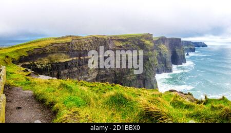 Vista panoramica sulla scogliera di Moher in una giornata nuvolosa di inverno, Irlanda Foto Stock