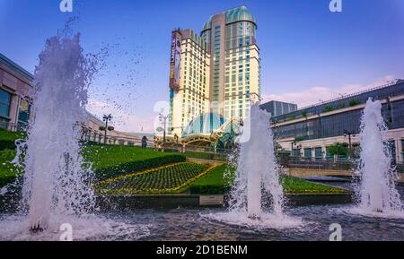 Niagara Falls, Canada, luglio 2015 - il casinò e l'hotel Fallsview da un punto panoramico in un bellissimo paesaggio con fontane d'acqua e negozi Foto Stock