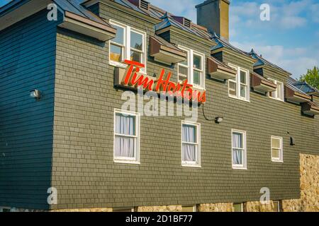 Cascate del Niagara, Canada, 2015 luglio - retro di un vecchio edificio che opera come ristorante Tim Hortons Foto Stock