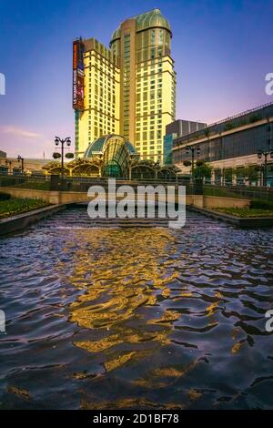 Niagara Falls, Canada, luglio 2015 - Fallsview Casino Hotel al tramonto. Situato al confine attira giocatori da Stati Uniti e Canada tutto l'anno Foto Stock