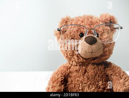 orsacchiotto giocattolo in occhiali. concetto di vista. visione per bambini e cura degli occhi. ambulatorio di oftalmologia e occhiali. apprendimento e studio. istruzione e ritorno a scuola. Foto Stock