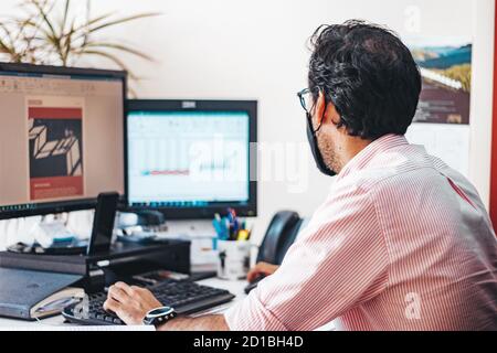 Persone che lavorano in un ufficio di consulenza con e senza maschera Foto Stock