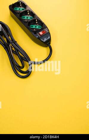 Protezione da sovratensione nera su sfondo giallo Foto Stock