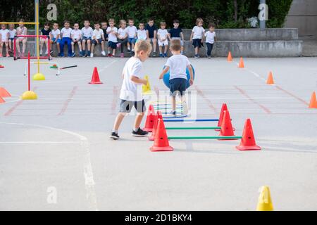 Gruppo di figli che lavorano sul poligono. Scuola di sport Foto Stock