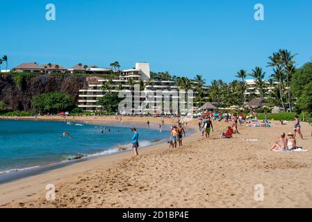 Maui, Hawaii. Le persone che si godono la spiaggia e l'oceano in una bella giornata di sole sulla spiaggia di Kaanapali. Foto Stock