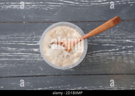 Pronto per la preparazione di pasta di grano con cucchiaio di legno. Vasetto con antipasto su fondo grigio di legno. Spazio di copia. Panificazione fatta in casa. Vista dall'alto Foto Stock