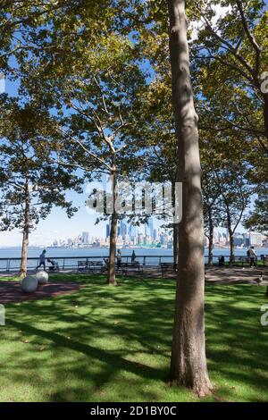 Vista dello skyline di New York/Manhattan dall'altra parte del fiume Hudson al Pier A Park di Hoboken, New Jersey. Foto Stock