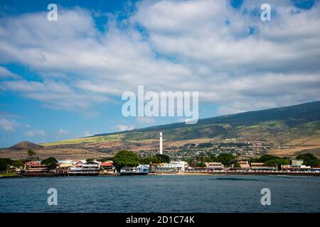 Lahaina; Maui; Hawaii. Una splendida vista soleggiata di Lahaina con cielo blu e nuvole dall'oceano pacifico. Foto Stock