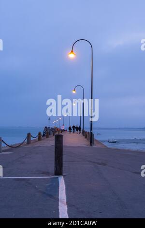 Cancale, Francia - 26 agosto 2019: Pier la Fenetre e porto di la Houle a Cancale sulla Baie du Mont Saint Michel, nella regione Bretagna della Francia occidentale Foto Stock