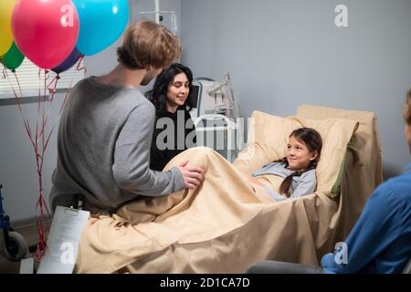 Un fratello maggiore che visita la sua sorellina all'ospedale. Foto Stock