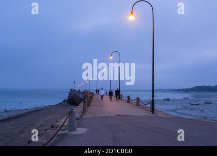 Cancale, Francia - 26 agosto 2019: Pier la Fenetre e porto di la Houle a Cancale sulla Baie du Mont Saint Michel, nella regione Bretagna della Francia occidentale Foto Stock