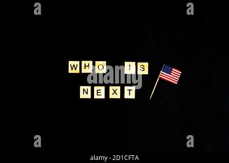 La frase che è il prossimo presidente americano - con una bandiera americana sullo sfondo. Una nuova corsa elettorale negli Stati Uniti. Primario. Candidati Foto Stock