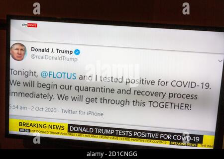 Foto dello schermo televisivo che mostra Sky News ultime notizie con tweet dal presidente degli Stati Uniti Donald Trump che aveva provato positivo per Covid-19, 2 ottobre 2020. Foto Stock