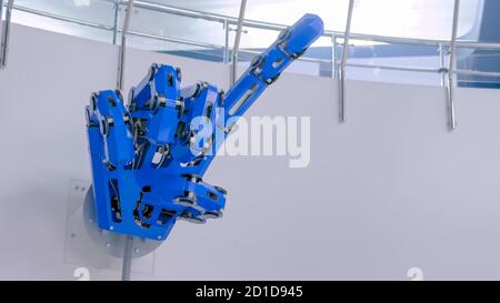 Futuristica mano robotica meccanica blu grande con telecomando in movimento dita e mostrare l'indice che punta il gesto alla mostra dei robot moderni Foto Stock