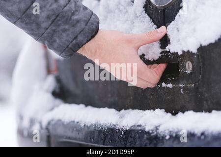 Vista ravvicinata dello sblocco manuale della serratura per auto congelata Foto Stock