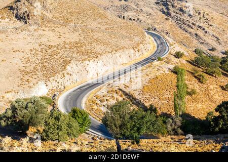 Curva di montagna nel selvaggio West Lesvos, nel Mar Egeo, Grecia. Foto Stock