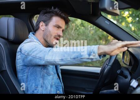 uomo sconvolto in auto durante l'ingorgo del traffico Foto Stock