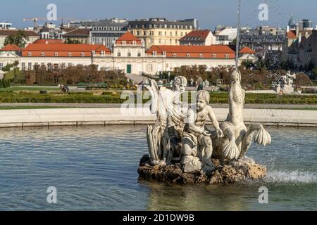 Brunnen im Schlossgarten und das Untere Belvedere a Vienna, Österreich, Europa | Fontana ai giardini del Belvedere e al Belvedere inferiore Palacein V. Foto Stock