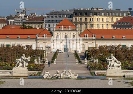 Brunnen im Schlossgarten und das Untere Belvedere a Vienna, Österreich, Europa | Fontana ai giardini del Belvedere e al Belvedere inferiore Palacein V. Foto Stock