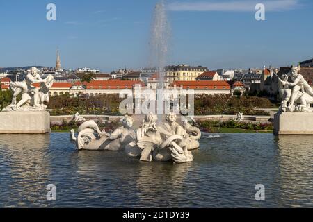 Brunnen im Schlossgarten und das Untere Belvedere a Vienna, Österreich, Europa | Fontana ai giardini del Belvedere e al Belvedere inferiore Palacein V. Foto Stock