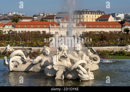 Brunnen im Schlossgarten und das Untere Belvedere a Vienna, Österreich, Europa | Fontana ai giardini del Belvedere e al Belvedere inferiore Palacein V. Foto Stock