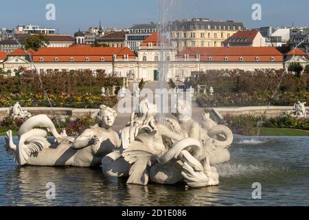 Brunnen im Schlossgarten und das Untere Belvedere a Vienna, Österreich, Europa | Fontana ai giardini del Belvedere e al Belvedere inferiore Palacein V. Foto Stock