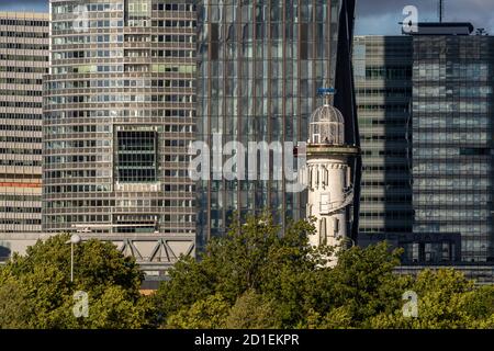 Donauinsel mit Leuchtturm und Skyline der Donau City in Wien, Österreich, Europa | Faro sull'Isola del Danubio e skyline di Donau City a Vienna Foto Stock