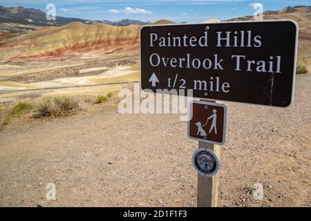 Oregon, USA - 2 agosto 2020: Cartello per il Painted Hills Overlook Trail nel monumento nazionale John Day Fossil Beds Foto Stock