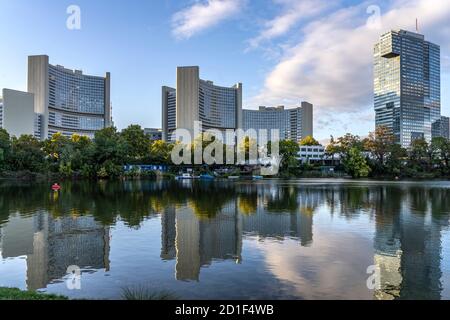 Kaiserwasser, uno-City und IZD Tower in Wien, Österreich, Europa | uno-City, Lake Kaiserwasser and IZD Tower in Vienna, Austria, Europe Foto Stock