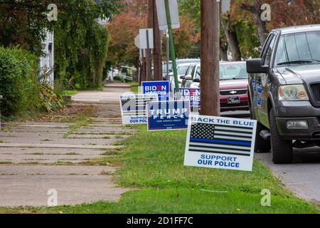 Danville, Stati Uniti. 05 ottobre 2020. Cartelli segnaletici che sostengono Donald Trump, Joe Biden e la linea di polizia East Front Street a Danville, Pennsylvania, il 5 ottobre 2020. (Foto di Paul Weaver/Sipa USA) Credit: Sipa USA/Alamy Live News Foto Stock