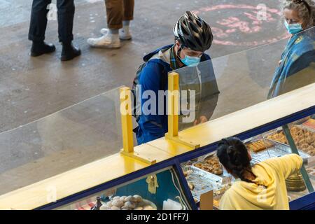 Montreal, CA - 4 ottobre 2020: I clienti che indossano maschere facciali Coronavirus al mercato Marche Jean Talon Foto Stock