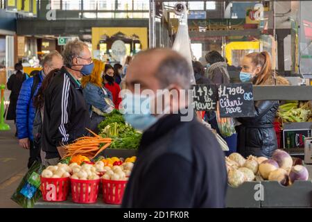 Montreal, CA - 4 ottobre 2020: I clienti che indossano maschere facciali Coronavirus al mercato Marche Jean Talon Foto Stock