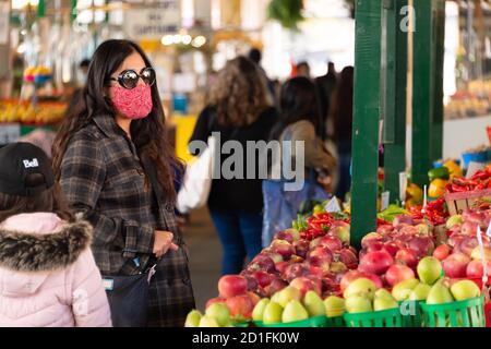 Montreal, CA - 4 ottobre 2020: I clienti che indossano maschere facciali Coronavirus al mercato Marche Jean Talon Foto Stock