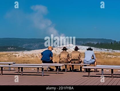 Godetevi Old Faithful, Upper Geyser Basin, Yellowstone National Park, Wyoming, USA Foto Stock